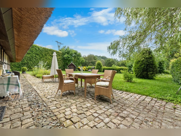Zeitreise im Grünen: Historisches Bauernhaus mit Reetdach und kleinem Pferdestall in Monschau-Widdau