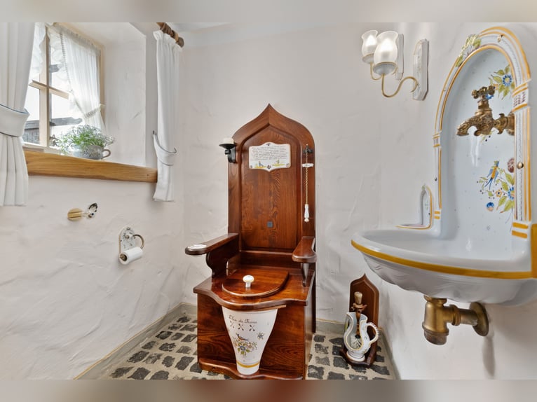 Zeitreise im Grünen: Historisches Bauernhaus mit Reetdach und kleinem Pferdestall in Monschau-Widdau
