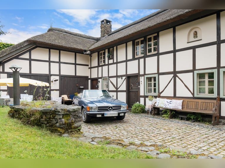 Zeitreise im Grünen: Historisches Bauernhaus mit Reetdach und kleinem Pferdestall in Monschau-Widdau