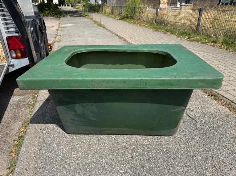 Stodola i padokowa miska do karmienia
