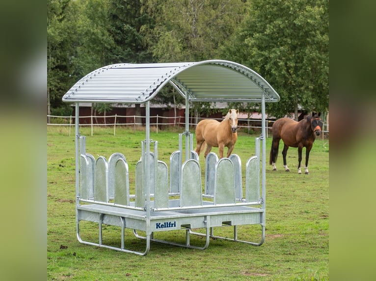 MD Kellfri Heuraufe mit Dach und geschlossenen Palisadenelementen für Pferde MD Kellfri Heuraufe mit Dach und geschlossenen Palisadenelementen für Pferde