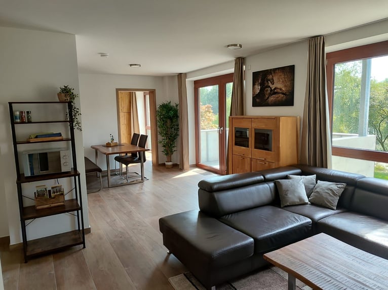 Apartamenty wakacyjne w doskonałym terenie jeździeckim, bezpośrednio nad prywatnym jeziorem.