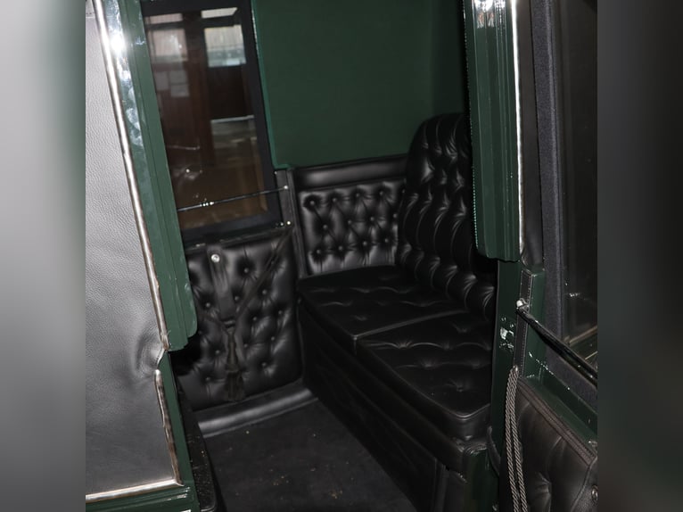 Carrozza Vis-à-Vis completamente restaurata, equipaggio a 4 cavalli, finiture in pelle con bauli