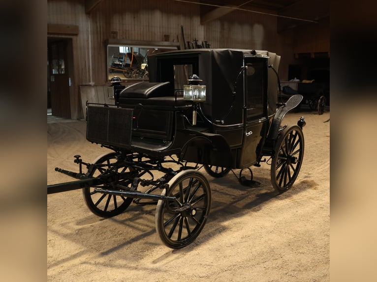 Carrozza Vis-à-Vis completamente restaurata, equipaggio a 4 cavalli, finiture in pelle con bauli