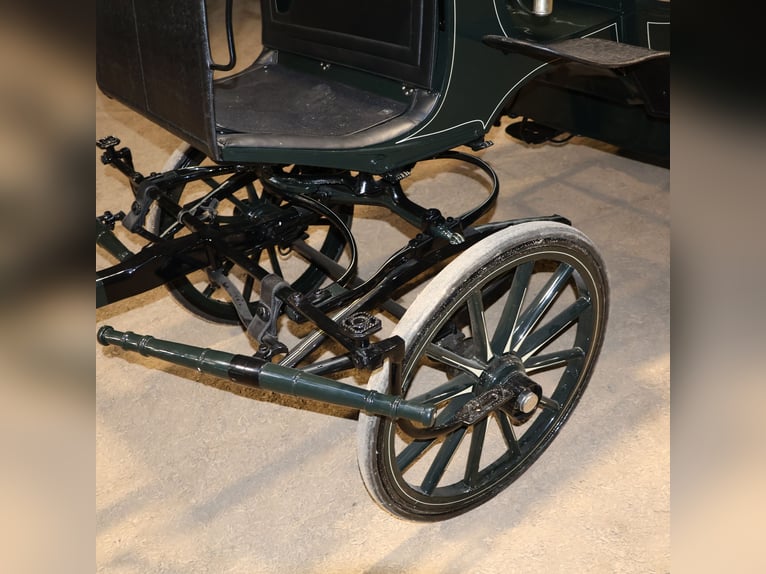 Carrozza Vis-à-Vis completamente restaurata, equipaggio a 4 cavalli, finiture in pelle con bauli