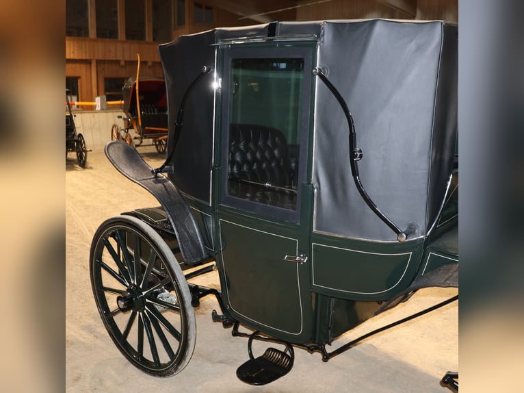 Carrozza Vis-à-Vis completamente restaurata, equipaggio a 4 cavalli, finiture in pelle con bauli