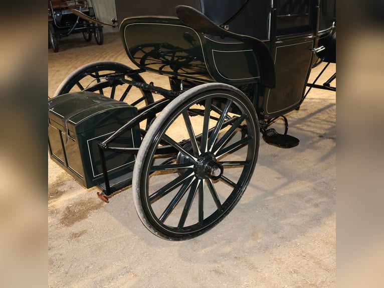 Carrozza Vis-à-Vis completamente restaurata, equipaggio a 4 cavalli, finiture in pelle con bauli