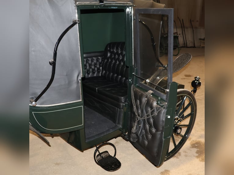 Carrozza Vis-à-Vis completamente restaurata, equipaggio a 4 cavalli, finiture in pelle con bauli