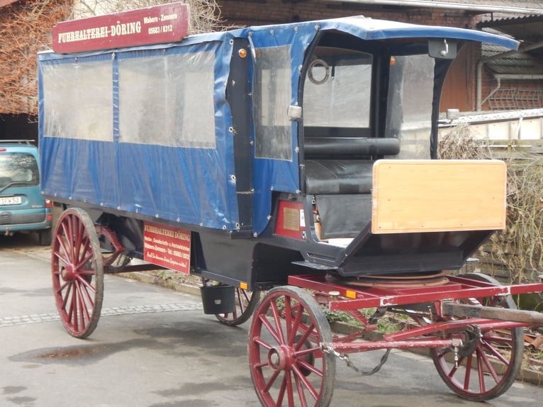 Elegante carrozza con tetto fisso