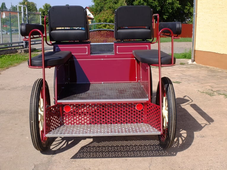 Nuovo carro per scuola di equitazione