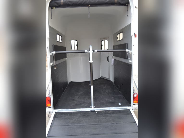 Carrello per il trasporto di 2 cavalli, modello Gold 3, con stalletta per selle