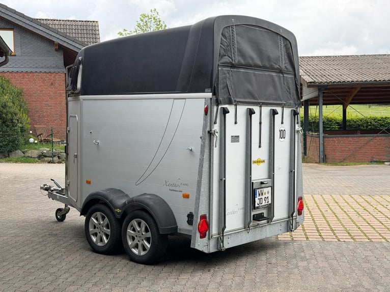 Carrello traino Humbaur Xanthos Aero 2400 con stalle per selle