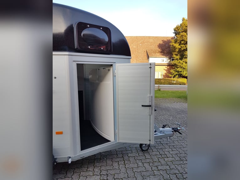 Humbaur Pferdeanhänger Equitos Alu Plus Black 2000 2,0t Sattelkammer 100km/h