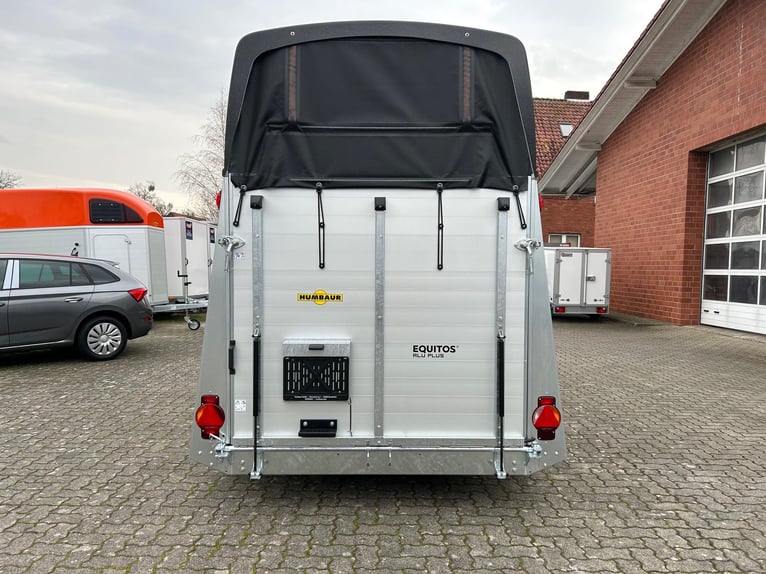 Humbaur Pferdeanhänger Equitos Alu Plus Black 2000 2,0t Sattelkammer 100km/h Hecktür schwenkbar