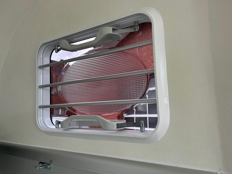 Humbaur Pferdeanhänger Single Alu Black 1600 1,6t Sattelkammer 100km/h