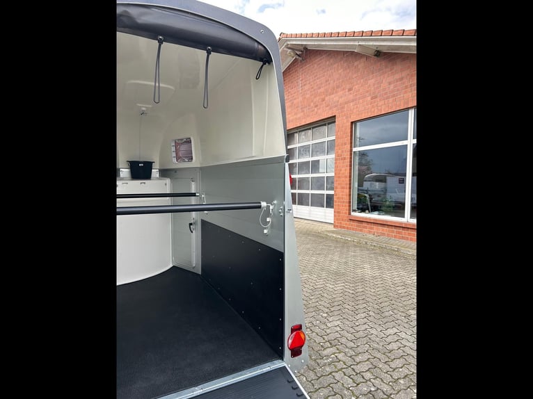 Humbaur Pferdeanhänger Single Alu Black 1600 1,6t Sattelkammer 100km/h