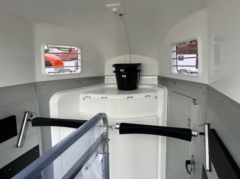 Humbaur Pferdeanhänger Xanthos 2400 2,4t Sattelkammer 100km/h Dark Blue