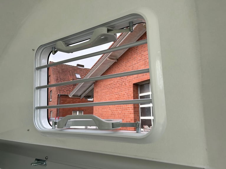 Humbaur Pferdeanhänger Xanthos 2400 2,4t Sattelkammer 100km/h Dark Blue