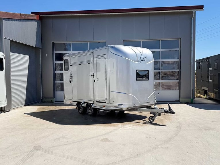 Carrello traino per 2 cavalli con alloggio, dotato di 2 letti, scuderia e trasporto cavalli