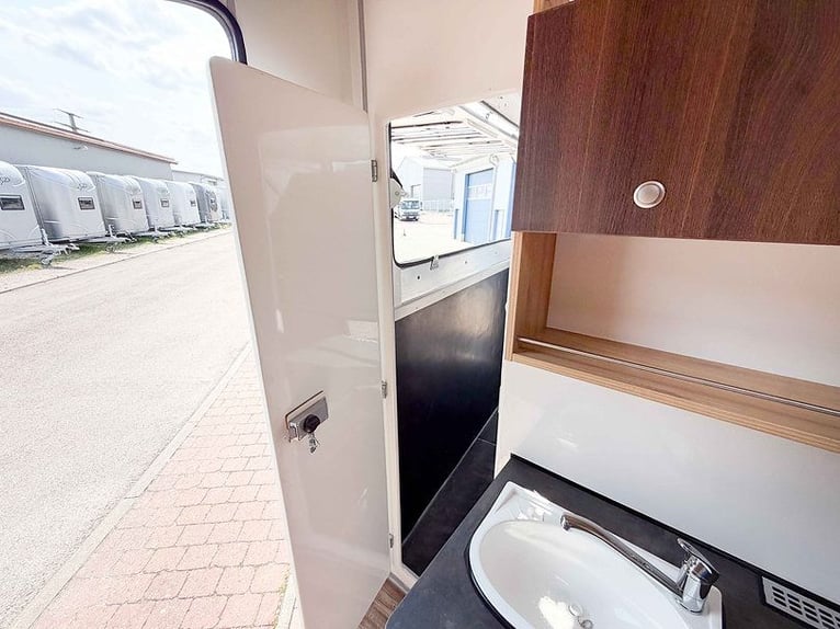 Carrello traino per 3 cavalli, 3,5 tonnellate, trasporto cavalli con alloggio abitabile e doccia, tr
