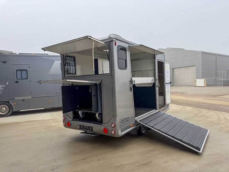 Carro attrezzi per il trasporto di cavalli DT Trailer per 2 cavalli con alloggio/armadio per selle T