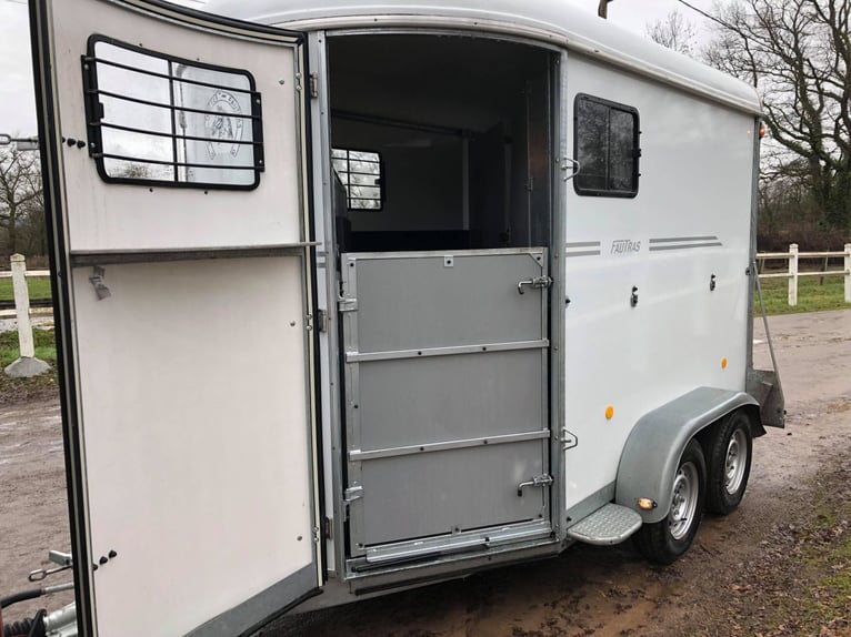 Costi di trasporto diagonale per 2 cavalli