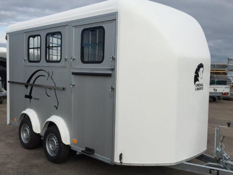 Liberté Minimax / Maxi 3, il trasporto perfetto per 3 cavalli, con stalletta, uscita frontale
