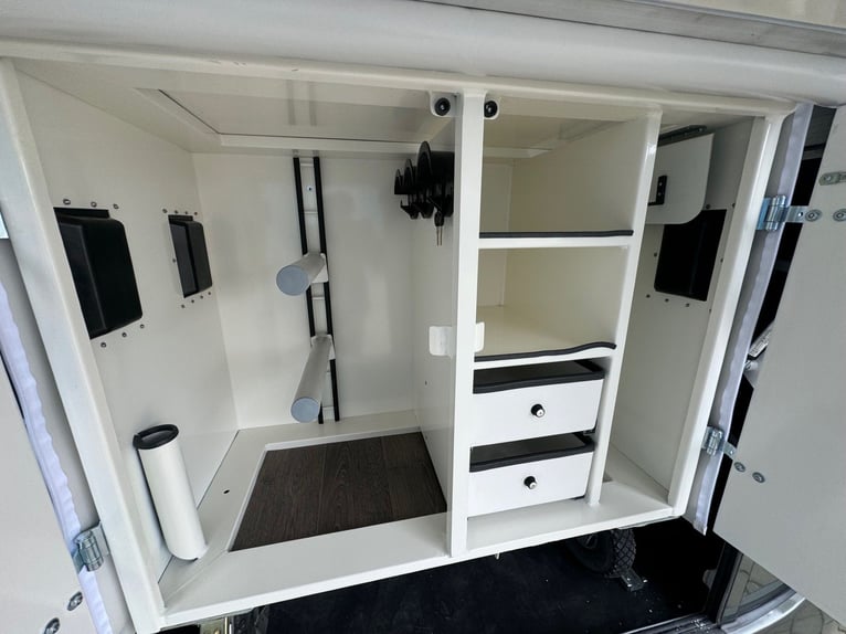 Pferdeanhänger Pferdetransporter DT Trailer 2 Pferde mit Wohnung/Sattelschrank Viehtransporter