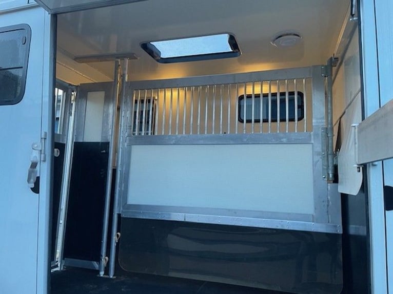 Pferdetransporter Pferdeanhänger DT Trailer Hengst mit Wohnung Horsetrailer 