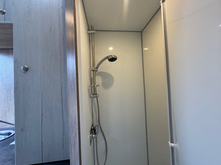 Pferdetransporter Pferdeanhänger DT Trailer Hengst mit Wohnung Wohnabteil mit Dusche 3,5t