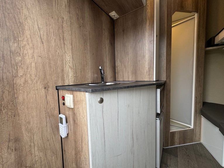 Pferdetransporter Pferdeanhänger DT Trailer Hengst mit Wohnung Wohnabteil mit Dusche 3,5t