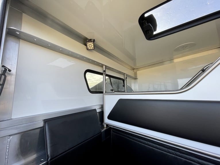 RJH 675 Trailer für 3 Pferde mit großer Wohnung, Dusche und Doppelbett – Gebrauchtfahrzeug