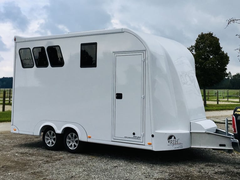 RJH 675 Trailer für 3 Pferde mit großer Wohnung, Dusche und Doppelbett – Gebrauchtfahrzeug