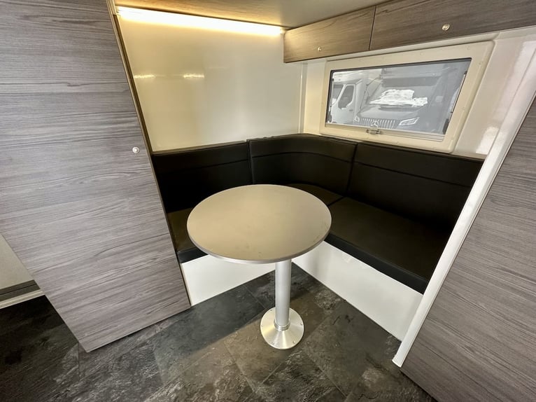 RJH 675 Trailer für 3 Pferde mit großer Wohnung, Dusche und Doppelbett – Gebrauchtfahrzeug