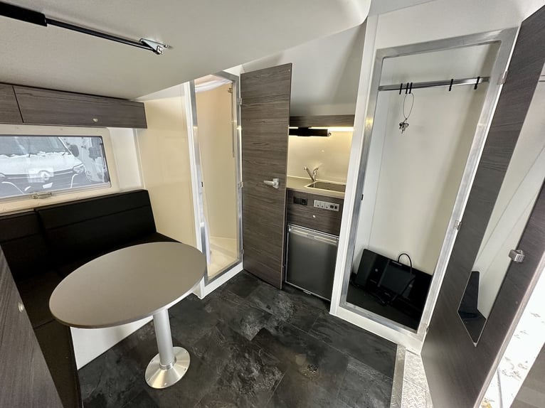 RJH 675 Trailer für 3 Pferde mit großer Wohnung, Dusche und Doppelbett – Gebrauchtfahrzeug