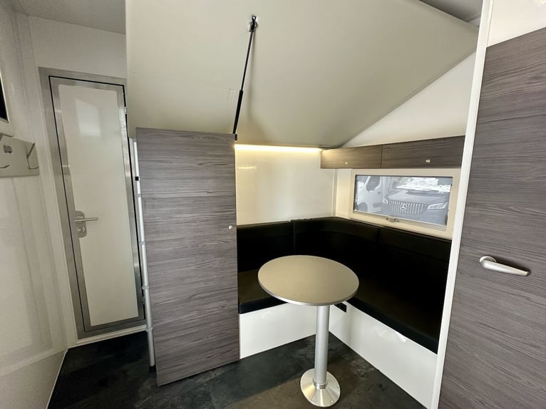 RJH 675 Trailer für 3 Pferde mit großer Wohnung, Dusche und Doppelbett – Gebrauchtfahrzeug