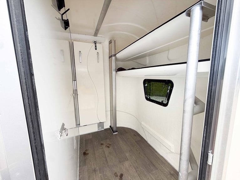 Trailer per il trasporto di cavalli usato, con capacità di 2,7 tonnellate, attrezzatura per stalloni