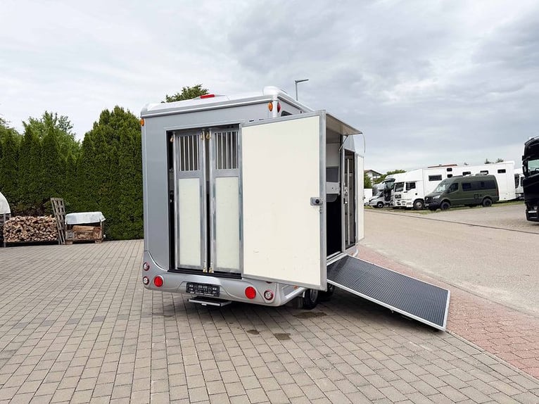 Trailer per il trasporto di cavalli usato, con capacità di 2,7 tonnellate, attrezzatura per stalloni