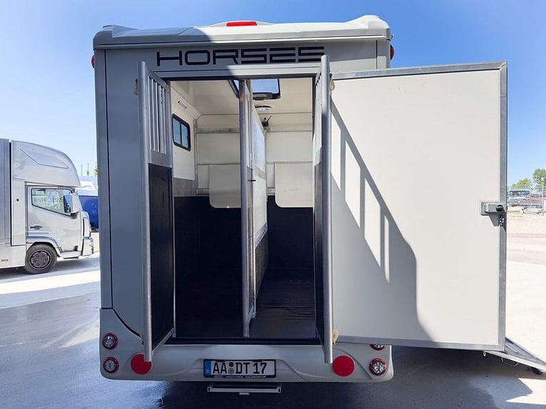 Trasporto cavalli, rimorchio per cavalli DT Trailer, stallone con alloggio, trailer per equini, trai