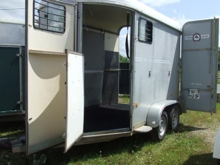 Van fautras oblic 2 chevaux

Trasporto van obliquo per 2 cavalli