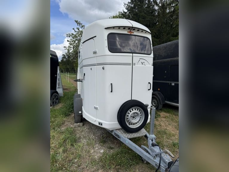Carro traino Böckmann XL in alluminio con pianale per 2 cavalli