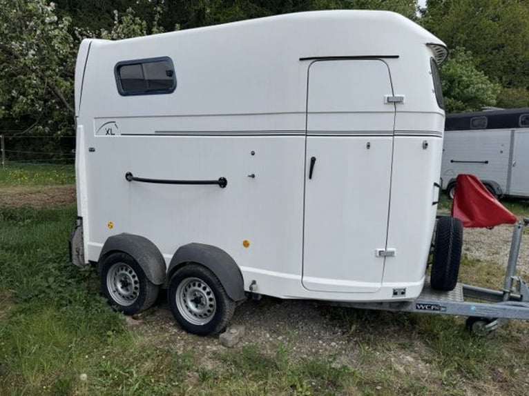 Carro traino Böckmann XL in alluminio con pianale per 2 cavalli