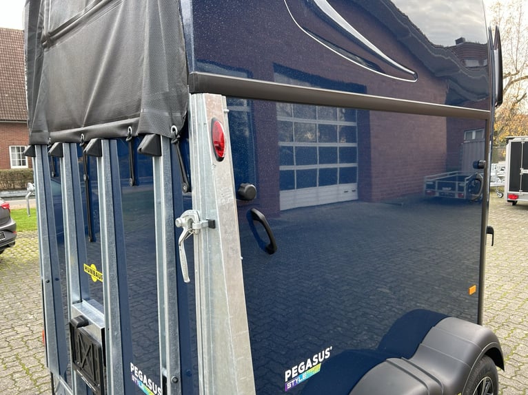 Humbaur Pferdeanhänger Pegasus Style 2700 S 2,7t Sattelkammer 100km/h Dark Blue