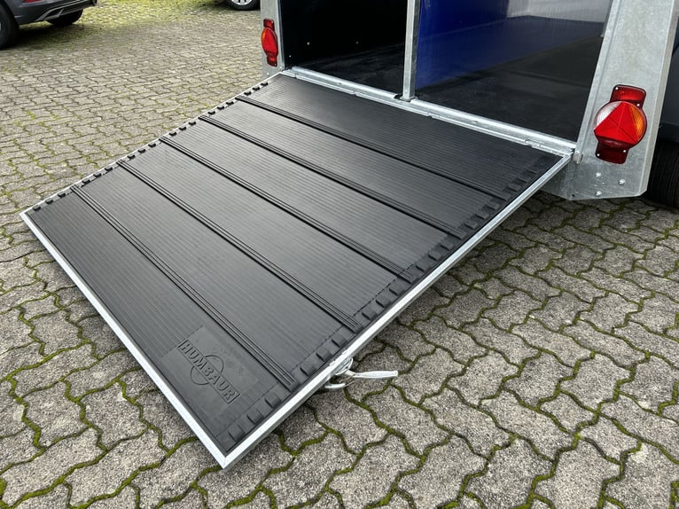 Humbaur Pferdeanhänger Pegasus Style 2700 S 2,7t Sattelkammer 100km/h Dark Blue