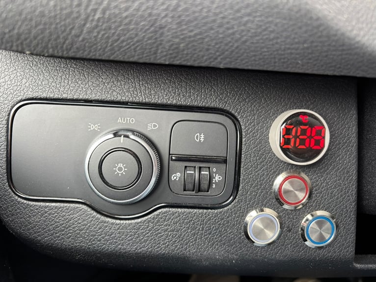 Trasporto cavalli Mercedes Sprinter 200 CV, allestimento 2026, con 5 posti