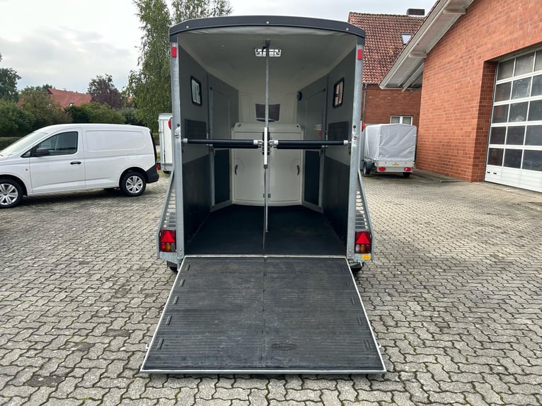 Böckmann Portax E Pferdeanhänger 2,4t Satttelkammer 100km/h Hecktür schwenkbar 