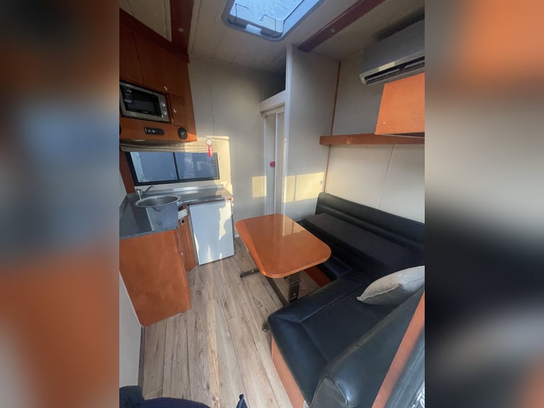 Carrello per 4 cavalli con area sociale