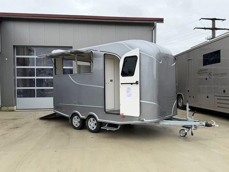 Carrello per il trasporto di 3 cavalli, modello Big Space, con stalla per selle, rimorchio per caval