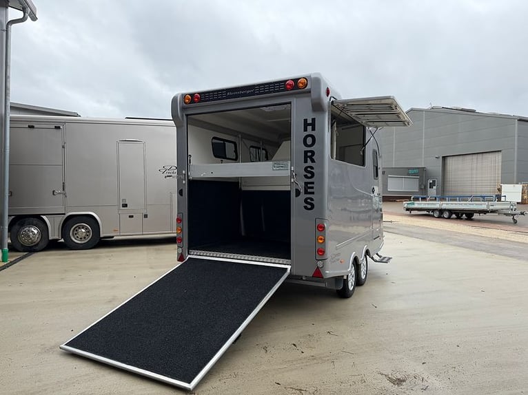 Carrello per il trasporto di 3 cavalli, modello Big Space, con stalla per selle, rimorchio per caval