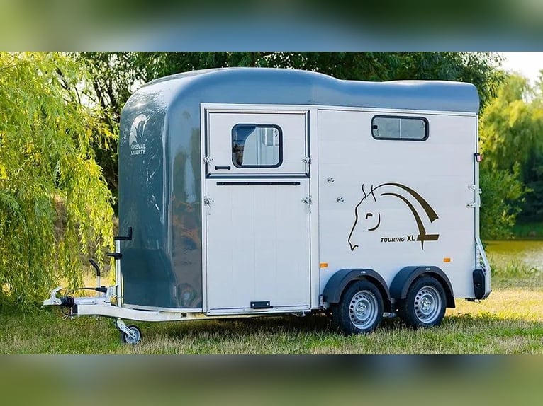 Carrozza per cavalli Liberté Touring Country XL con rampa anteriore e selleria